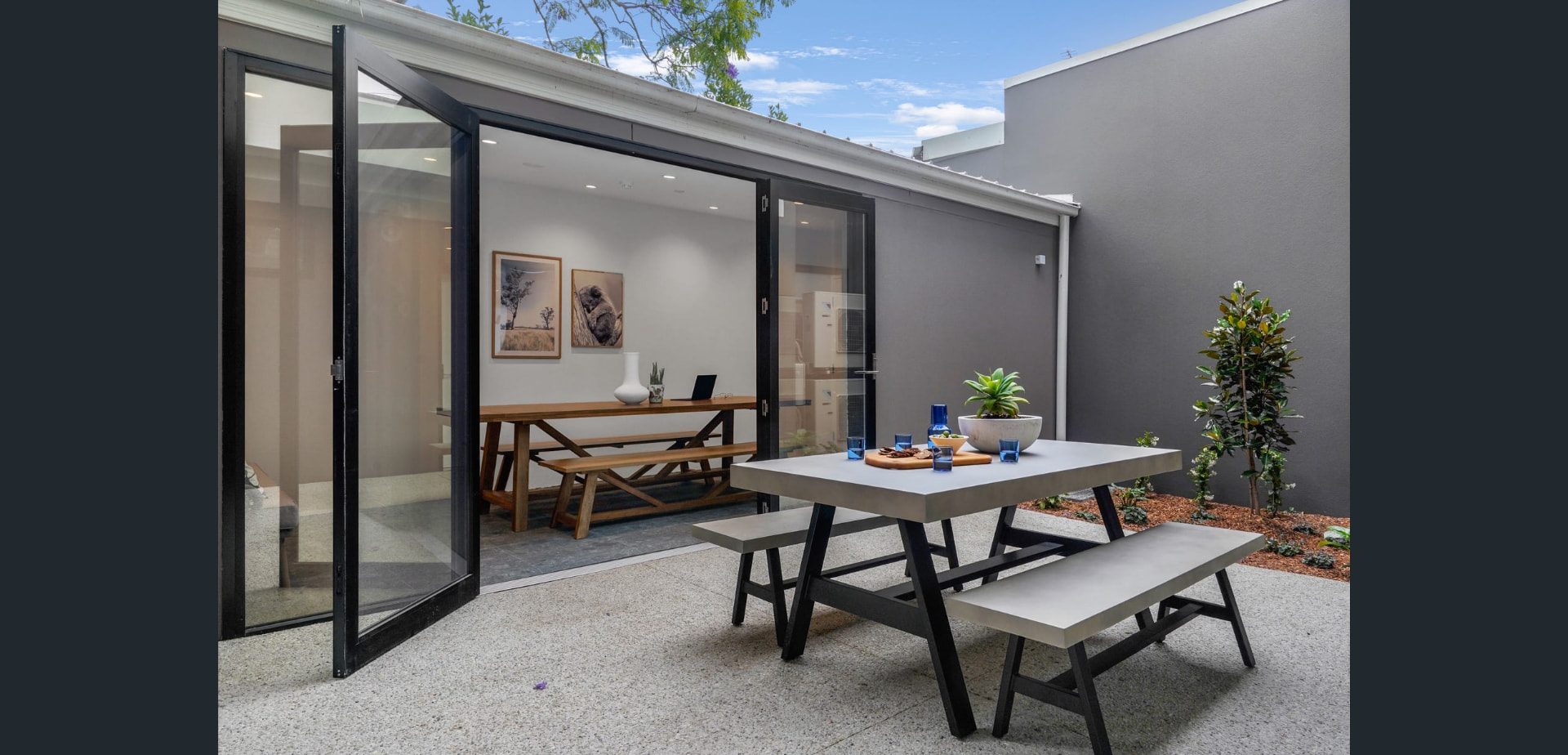 Outdoor dining and courtyard at 327 Trafalgar St, Petersham